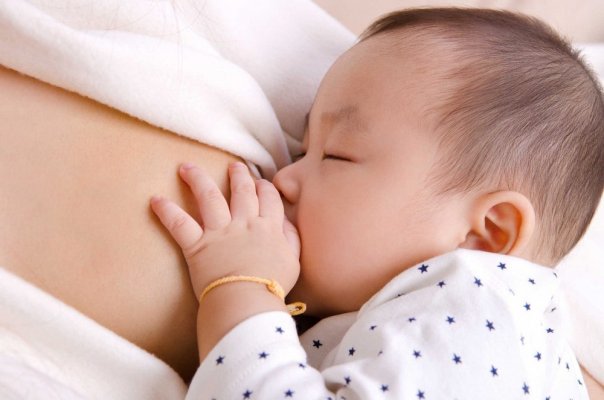 Sữa mẹ đóng vai trò rất quan trọng cho sự phát triển của trẻ sơ sinh và trẻ nhỏ.